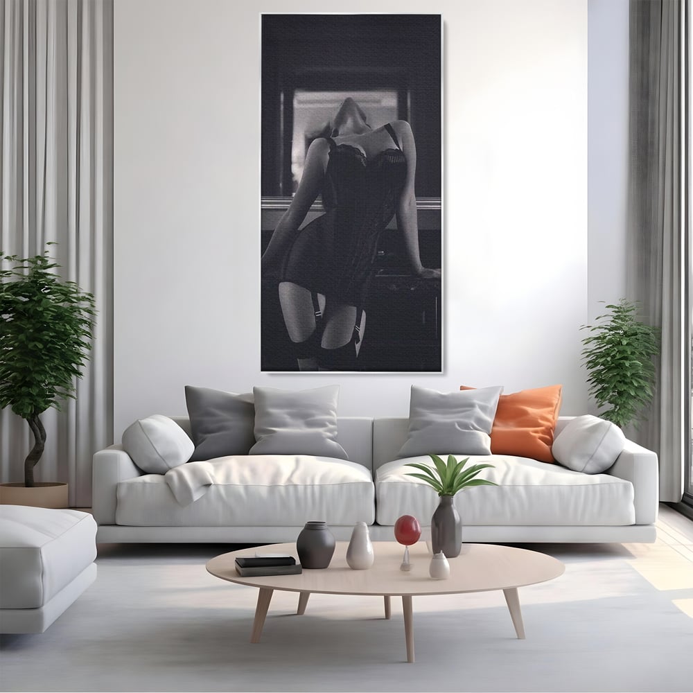 Tablou canvas cu tablou canvas cu silueta feminina, in rama de aluminiu argintiu, pe perete intr-un living